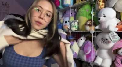 Tiptop taking off her sweatshirt for you