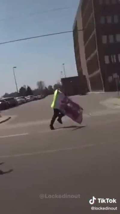 [USA] One inconvenient cop and then one who actually knows the law