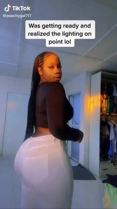 Booty battle pawg v ebony who win plz comment and dm you like