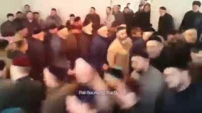 Não sei se sinto pena da garota, se tento entender oq esses homens estavam fazendo ou se apenas fico rindo