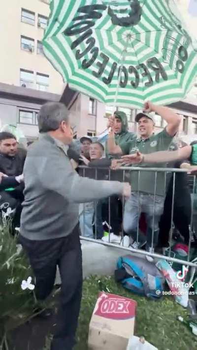 A Massa le dan asco tocar gente, casi le mete un bife a uno que lo agarro de atrás 