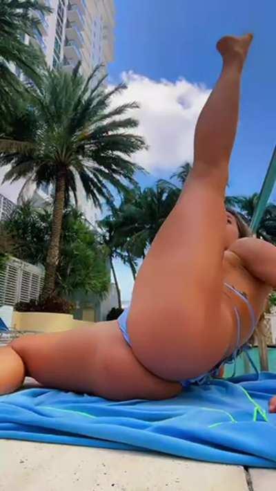 College girls have the cutest asses