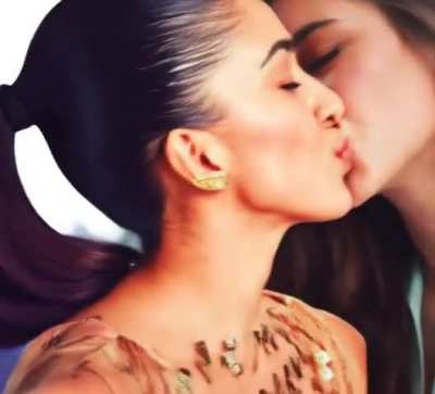 Kiara X kriti kiss (new one)