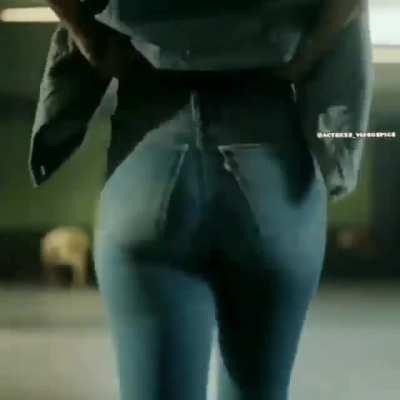 Pounding Deepika Padukone’s ass would feel so heavenly. Dekh ke khada kar sakti hai ahhhhh