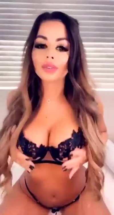 Julianne (@juli.annee)