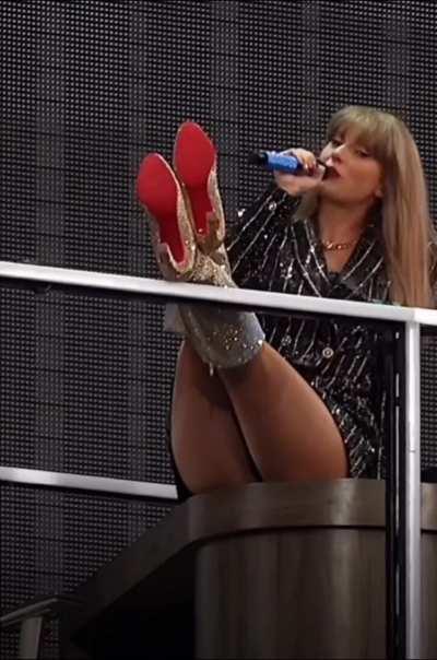 Taylor Swift legs and thighs making me bust