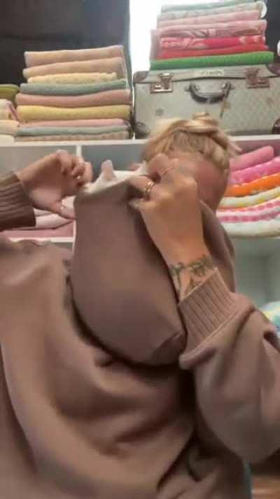 CaT gEtS ViCioUsLy eAtEn bY hOoDiE, cLosEs eYeS aS iT DiEs