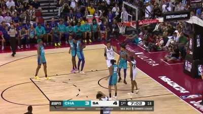 [Highlight] Victor Wembanyama fights through the contact for his first bucket of the summer league