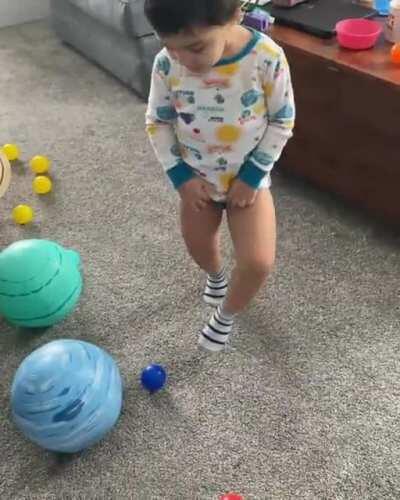 This 3 y/o naming the planets, their moons, & the dwarf planets