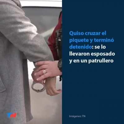 Detenido y esposado por querer cruzar un piquete