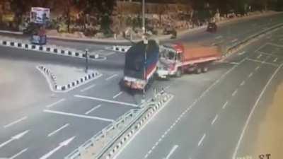 Car trying to overtake a truck get sandwiched in India