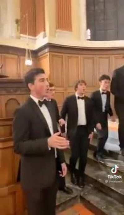 Es un rickroll, pero vale la pena