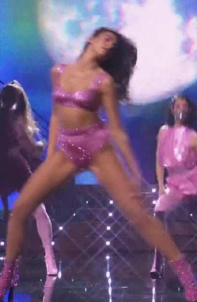 Dua just being an absolute cock tease on stage. So sexy🤯🤯💦