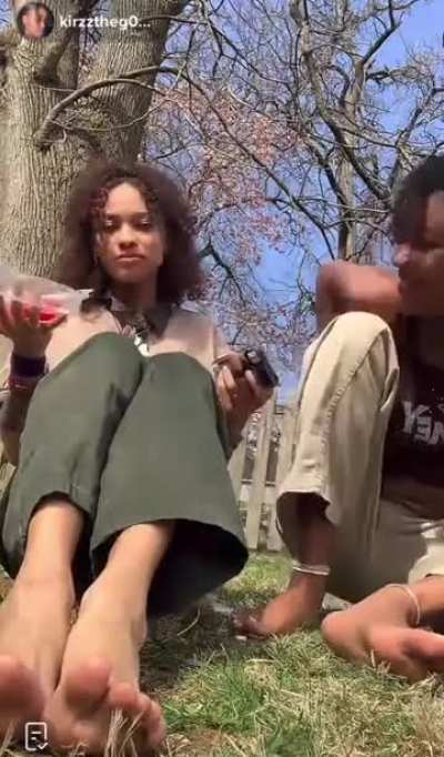 Anyone know the girl on the left if so drop the @