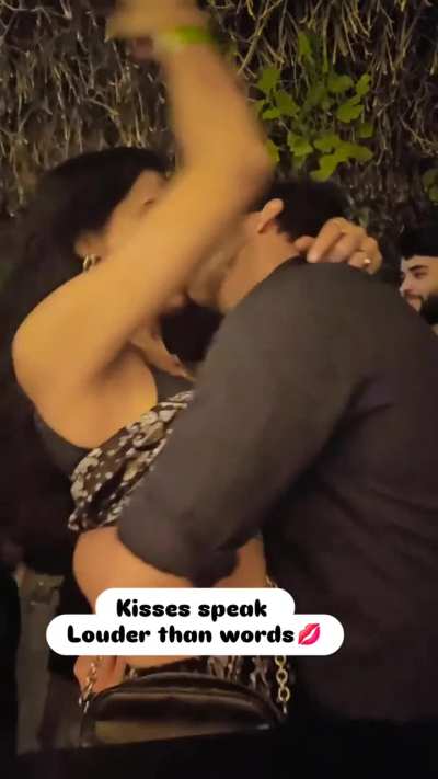 Instagram Reels Hot Model Soni Queen Kiss cleavage