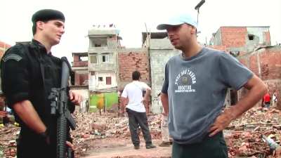 Wagner Moura ensaiando a cena 