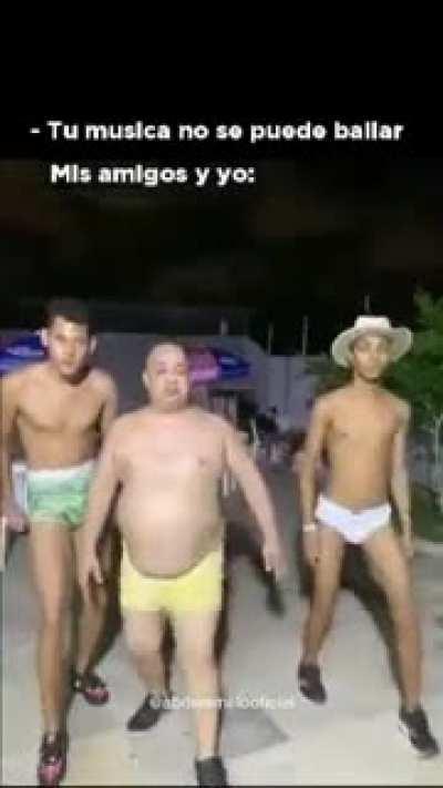 Aquí podemos observar a un grupo de Mujicanos prácticando el baile ceremonial de apareamiento para tratar de conquistar a esa Mona China/Nalgótica con la que siempre soñaron