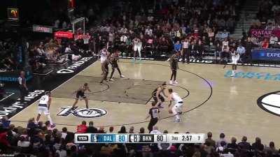 [Highlight] Luka Doncic does a no scope pass to Kleber for the lay in