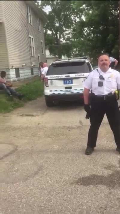 The original title was “The police came to our block to start trouble😡”