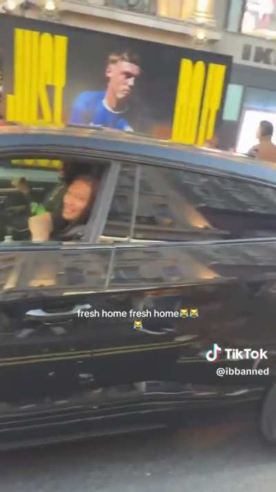 Digga D (CGM) gets caught lacking in traffic by a fan