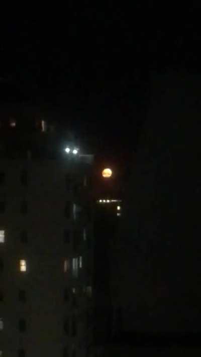 [OC]. La luna en este momento saliendo en CABA. No saben cómo está. Lastima tener celular medio pelo.