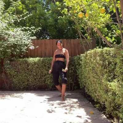 WOMEN SHOULDN'T WEAR PANTS!