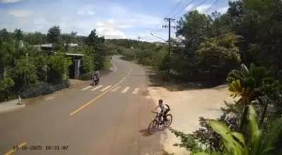 Thanh niên trẻ đang đi xe đạp bị xe hơi đâm vỡ mồn rồi