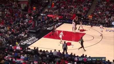 [Highlight] Sengun shows the handles against Vucevic and hits a ridiculous spinning fadeaway in OT!