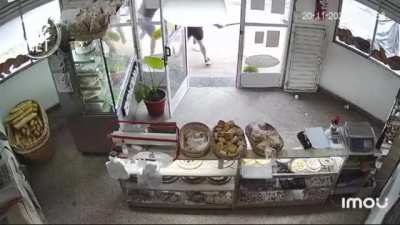 Panadera de Remedios de Escalada puso en fuga a dos delincuentes armada con su cuchillo