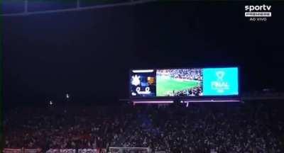 Pode a torcida terceirizada cantando mais alto que a fiel na própria casa deles???