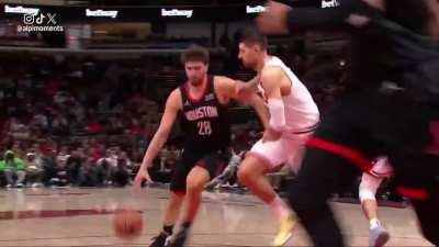 [Highlight] Sengun with the falling out of bounds behind the back no-look assist to Whitmore after splitting a double team