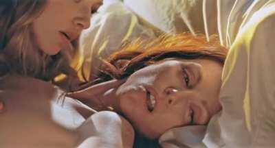 Julianne Moore & Amanda Seyfried in a great lesbian scene (Chloe 2009)