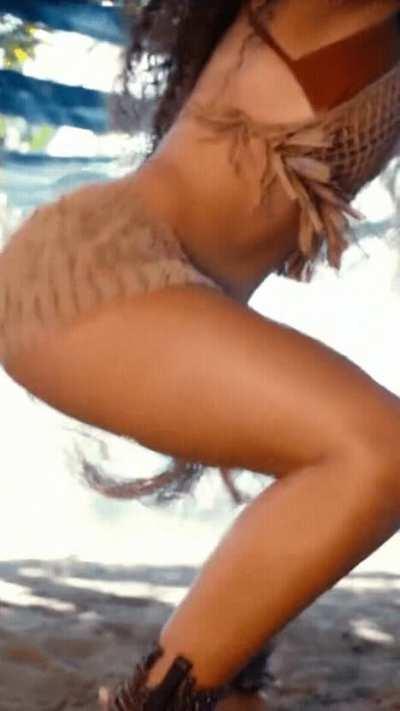 nora fatehi jiggly thighs