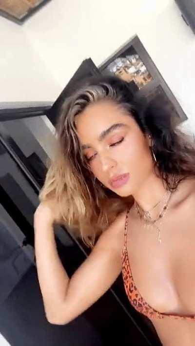 Sommer | Orange print bikini | Snapchat | November 2023