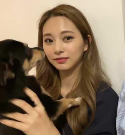 Tzuyu starring at Kaya