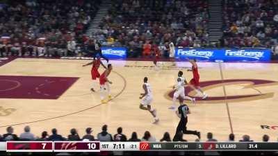 [Highlight] Evan Mobley erases the attempt at one end and Jarrett Allen throws it down on the other