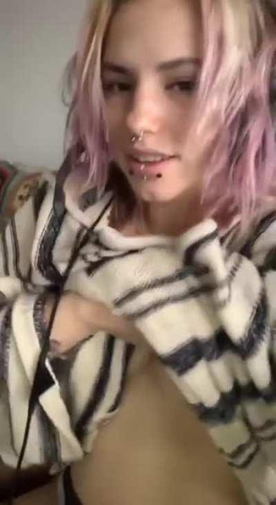 Goth gamer tiddy drop💙