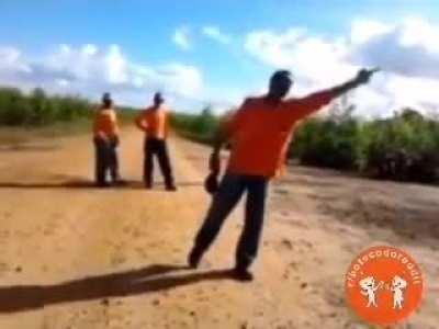 Pra encarregado babao e safado, tem que ser assim...