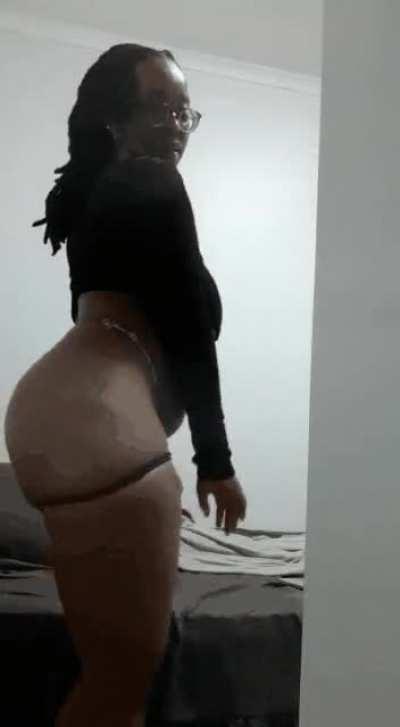 Baddie with a nice curvy body.