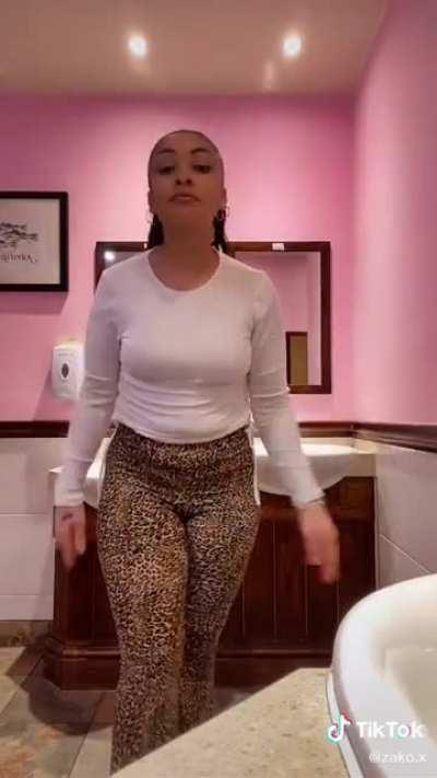 Soft & Jiggly No.583 😍🍑