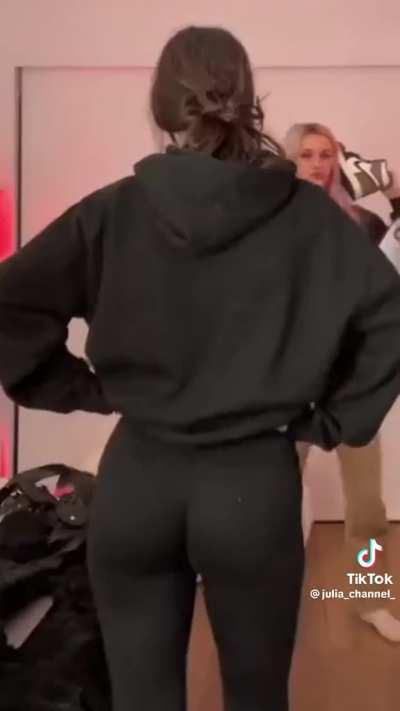 You come home to Charli D'amelio tight ass dancing to another man while (immediately u wet ur pants in pleasure)