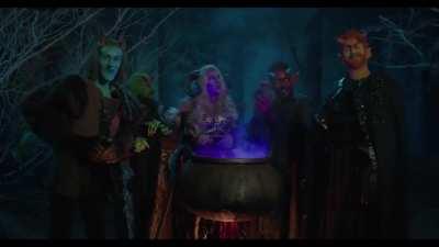 А вот тут вообще хорошо. In The Hall Of The Mountain King (acapella) VoicePlay Ft. Elizabeth Garozzo. Мелодия, понятно, древний баян, но исполнение то какое! Ну и клип реально забавный нарисовали. Тематика хеллоуинская, то есть с опозданием получилось, ну