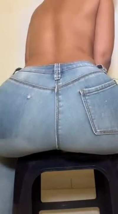 Do you like farts in jeans? They're all yours, daddy, i am aviable for video call, custom, sexting, videos shark 😈😈😈😈