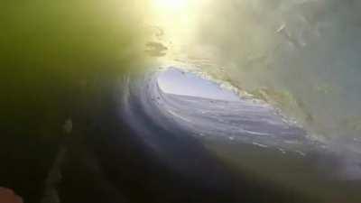 Cерфинг. Туннель под гребнем волны.