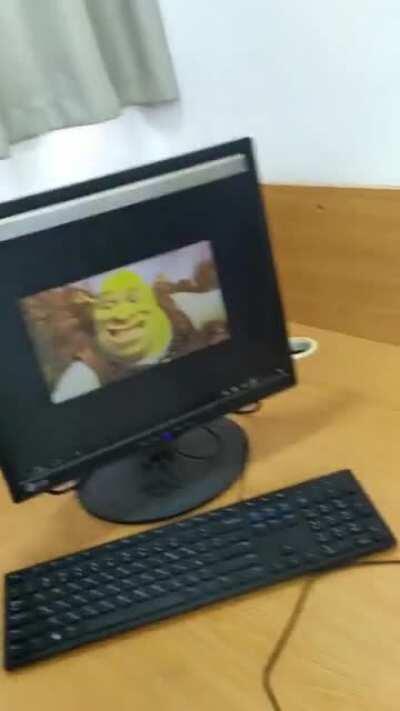 אומרים ששיעורים בזום זה לא יעיל, אבל זה מה שאני עושה בשיעורים בבית ספר (אני בכיתה יא אז זה כן אמורים ללמוד)