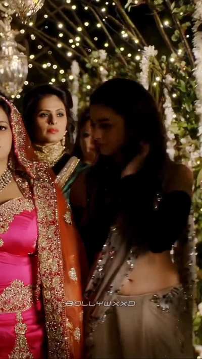 Alia bhatt milky navel 🤤