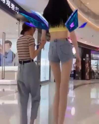 spotted akali and kaisa in the mall today