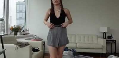 She’s know what she be doing having that fat ass all in the camera 