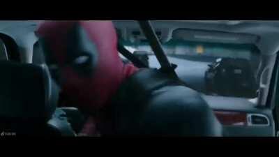 Deadpool ile podcast. Deadpool türk gençlerinin geleceği hakkında konuşuyor
