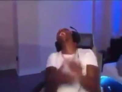 No way this nigga rat does a jack harlow listening party before no cap , plus he bopping his head to ts😭😭